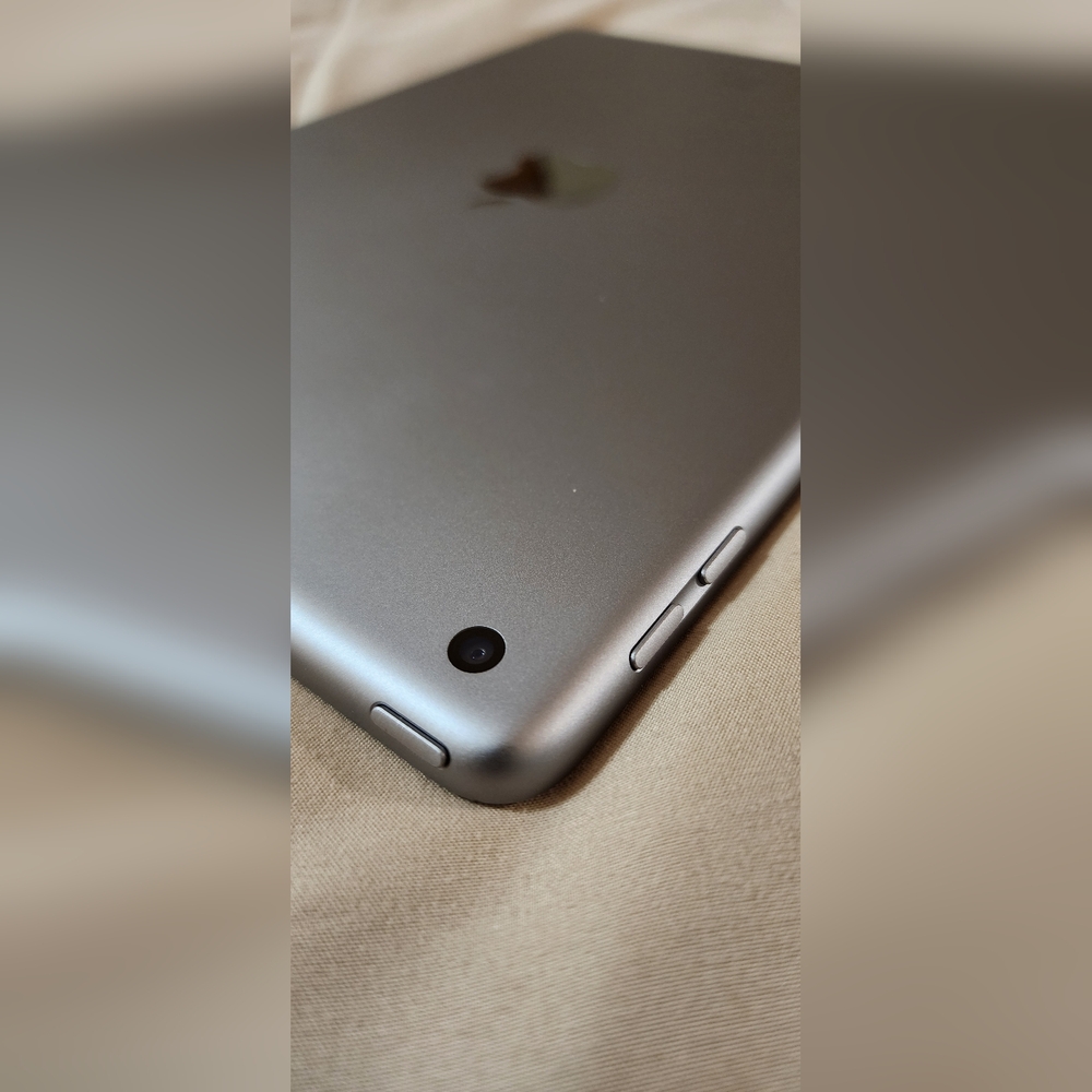 Apple iPad - Space Gray 6th Generation - Picture 6 of 11